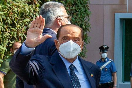 Silvio Berlusconi winkt nach seiner Entlassung vor dem Krankenhaus San Raffaele in Mailand.