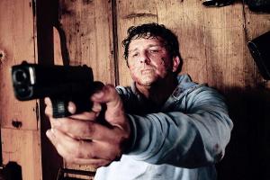 "Flucht durchs Höllental": Der auf der Flucht vor der Polizei verfolgte Rechtsanwalt Klaus Burg (Hans Sigl) hat sich verletz...