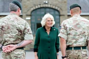 Herzogin Camilla bei ihrem Besuch des Hauptquartiers der Rifles
