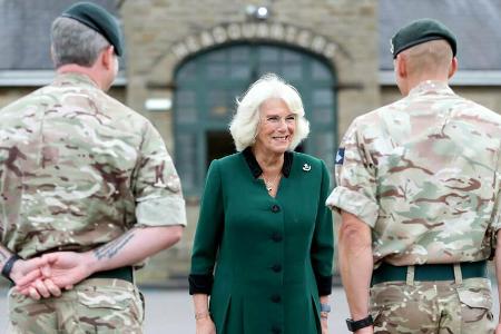 Herzogin Camilla bei ihrem Besuch des Hauptquartiers der Rifles