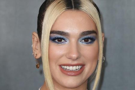 Dua Lipa trägt den Herbst-Trend 