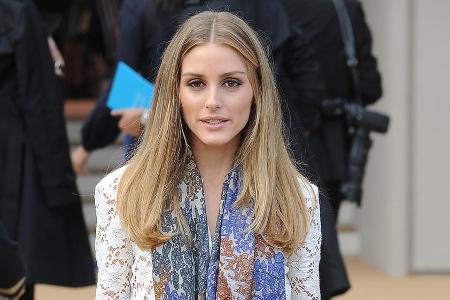 Mode-Influencerin Olivia Palermo baut regelmäßig bunte Tücher in ihre Styles ein.