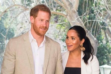 Harry und Meghan setzen für Lady Di Blumen.