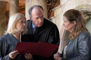 "Die Kanzlei: Ein seltsames Paar": Gudrun (Katrin Pollitt, r.) hat wichtige Informationen für ihre Chefs Isa von Brede (Sabi...