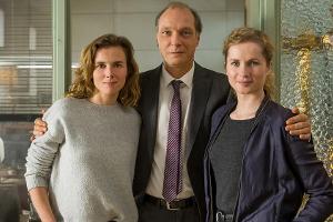 Martin Brambach steht für den Dresdner "Tatort" zusammen mit Karin Hanczewski (l.) und Cornelia Gröschel vor der Kamera.