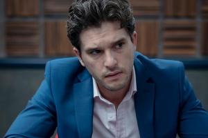 Kit Harington stellt sich in "Criminal: Vereinigtes Königreich" als Verdächtiger einem Polizeiverhör.