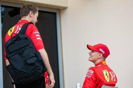Mick Schumacher (r.) und Sebastian Vettel bei gemeinsamen Testfahrten im vergangenen Jahr.