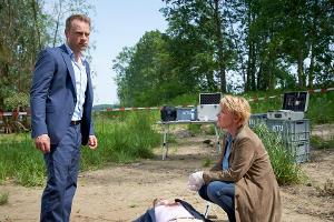 "Marie Brand und die falschen Freunde": Marie Brand (Mariele Millowitsch) und Jürgen Simmel (Hinnerk Schönemann) untersuchen...