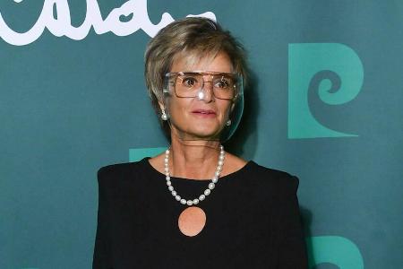 Gloria von Thurn und Taxis erschien mit Visier und Handschuhen auf dem roten Teppich.