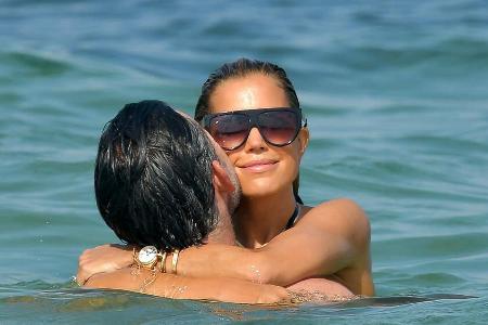 Sylvie Meis und Niclas Castello glücklich beim Planschen: So oder so ähnlich wie hier im Sommer 2019 in Saint-Tropez, Frankr...
