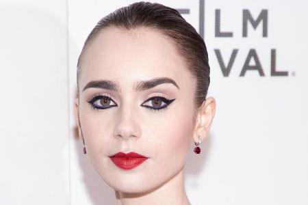 Schauspielerin Lilly Collins weiß ihre vollen Augenbrauen gekonnt in Szene zu setzen