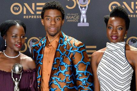 Lupita Nyong'o (l.) und Chadwick Boseman bei den 50. NAACP Image Awards im Jahr 2019, neben ihnen 