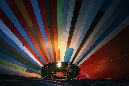 Zwei Familien wollen mit einem selbst gebauten Heißluftballon aus der DDR fliehen.