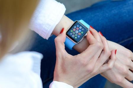 Mit Smart Watches wie der Apple Watch kann man die Gesundheit im Blick behalten, einen Arztbesuch ersetzt das aber nicht.