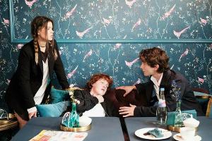 "Unter uns": Mit der Hilfe eines Unbekannten (r.) rettet Vivien Julius das Leben