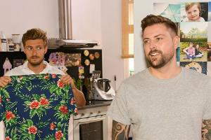 "GZSZ": Philip (l.) registriert, dass John sein Leben neu ordnen möchte