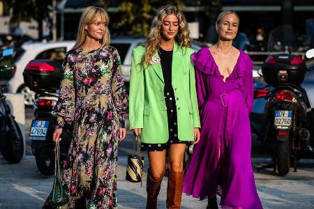 Mit Boots und Blazer wird jedes Sommerkleid zum Herbst-Basic.