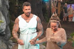 Mischa Mayer und Adela Smajic händchenhaltend bei "Promi Big Brother".