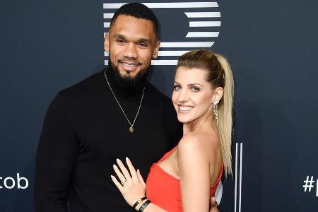 Dominic Harrison mit seiner Frau Sarah auf dem roten Teppich