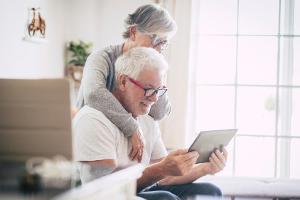Zwei Senioren mit einem Tablet