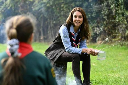 Herzogin Kate am Lagerfeuer der Pfadfinder im Nordwesten Londons.