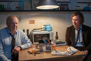 "Der stille Gast", gespielt von Lars Eidinger (re.) und Kommissar Klaus Borowski (Axel Milberg).