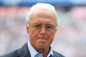 "Mensch Beckenbauer! Schau'n mer mal": Franz Beckenbauer am Rande des Fußballspiels "Bayern München - Schalke 04" im Jahr 2011