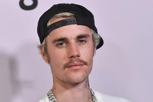 Justin Bieber hat sich abermals am Hals tätowieren lassen.