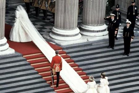 Prinzessin Diana schreitet am 29. Juli 1981 die Stufen der St. Paul's Cathedral hinauf.