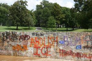 Spuren der Verwüstung: Die mit Protestparolen besprühte Mauer um das Presley-Anwesen "Graceland".