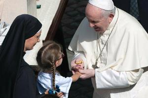 Paps Franziskus segnete bei der Generalaudienz wie gewohnt auch Kinder.