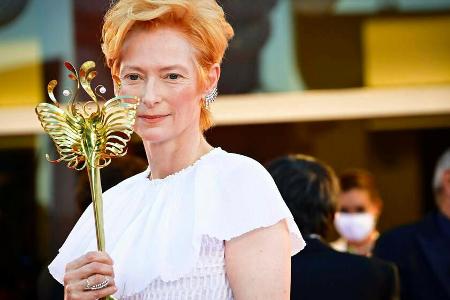 Tilda Swinton trug eine goldene Maske auf dem roten Teppich.
