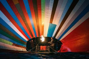 "Ballon": Kurz vor dem nächtlichen Start entfaltet sich der Ballon.