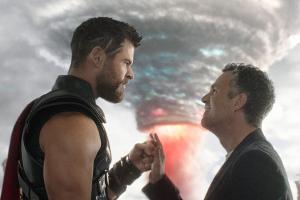 Thor (Chris Hemsworth, li.) und Bruce Banner alias Hulk (Mark Ruffalo) in "Thor: Tag der Entscheidung".