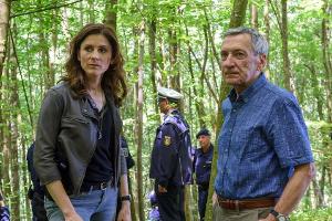 "In Wahrheit: Jagdfieber": Judith Mohn (Christina Hecke, l.) und Markus Zerner (Rudolf Kowalski) suchen nach Hinweisen auf d...