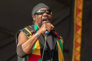 Toots Hibbert bei einem Auftritt mit Toots and the Maytals in New Orleans 2018.