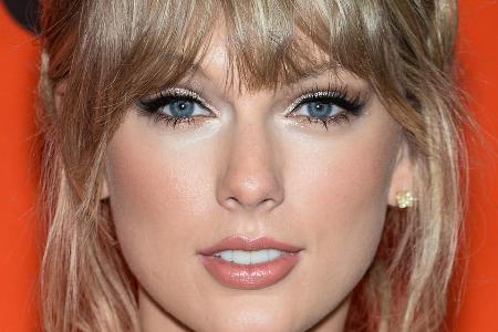 Taylor Swift trat bei den Country Awards auf.