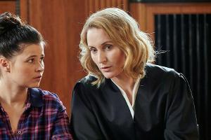 "Die Heiland - Wir sind Anwalt": Die blinde Anwältin Romy Heiland (Christina Athenstädt, r.) und ihre Assistentin Ada Hollän...