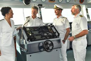 Kapitän Max Parger (Florian Silbereisen, 2.v.r.) mit Hanna Liebhold (Barbara Wussow, l.), Dr. Sander (Nick Wilder, 2.v.l.) u...