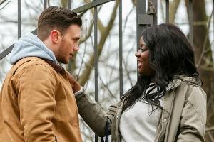 Ronny (Bela Klentze) möchte Essen für Rachel (Ludie Diekumpovisa) verlassen