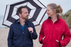 "Ausgerechnet Sylt": Kevin (Fabian Busch) und Bente (Katja Studt) kommen sich bei einem gemeinsamen Strandspaziergang näher