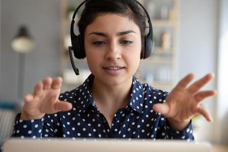 Eine junge Nutzerin während einer Videokonferenz (Symbolbild)