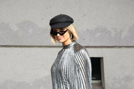 Cool und selbstbewusst: Bloggerin Xenia Adonts zeigt sich bei der Paris Fashion Week mit Baker Boy Hat