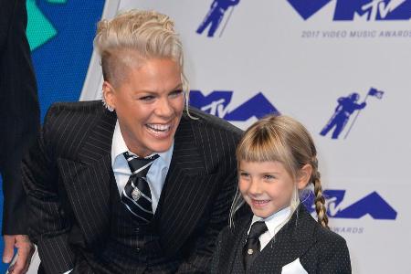 Auch hier im Partnerlook: Pink und Tochter Willow bei den MTV Video Music Awards 2017.