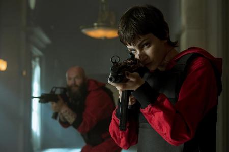 Tokio (r.) und Helsinki beschützen die Truppe vor der spanischen Polizei