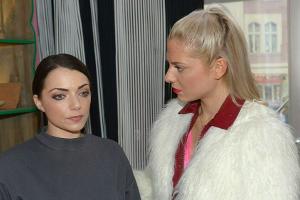 "GZSZ": Emily (l.) hadert in Sunnys Gegenwart damit, Kates Erbe für die OP von Paul anzutasten