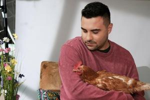 "Unter uns": Easy freundet sich beim Oster-Shooting mit einem Huhn an