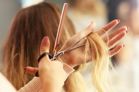 Wenn der Friseur zu hat, müssen wir wohl selbst zur Schere greifen.