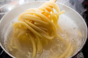 Dank Mineralstoffen und Stärke, die durch die Nudeln ins Wasser gelangen, eignet sich Nudelwasser für viele weitere Dinge.