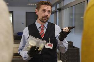 Klaas Heufer-Umlauf spielt in "Check Check" einen Mitarbeiter im Security-Check eines Provinzflughafens.